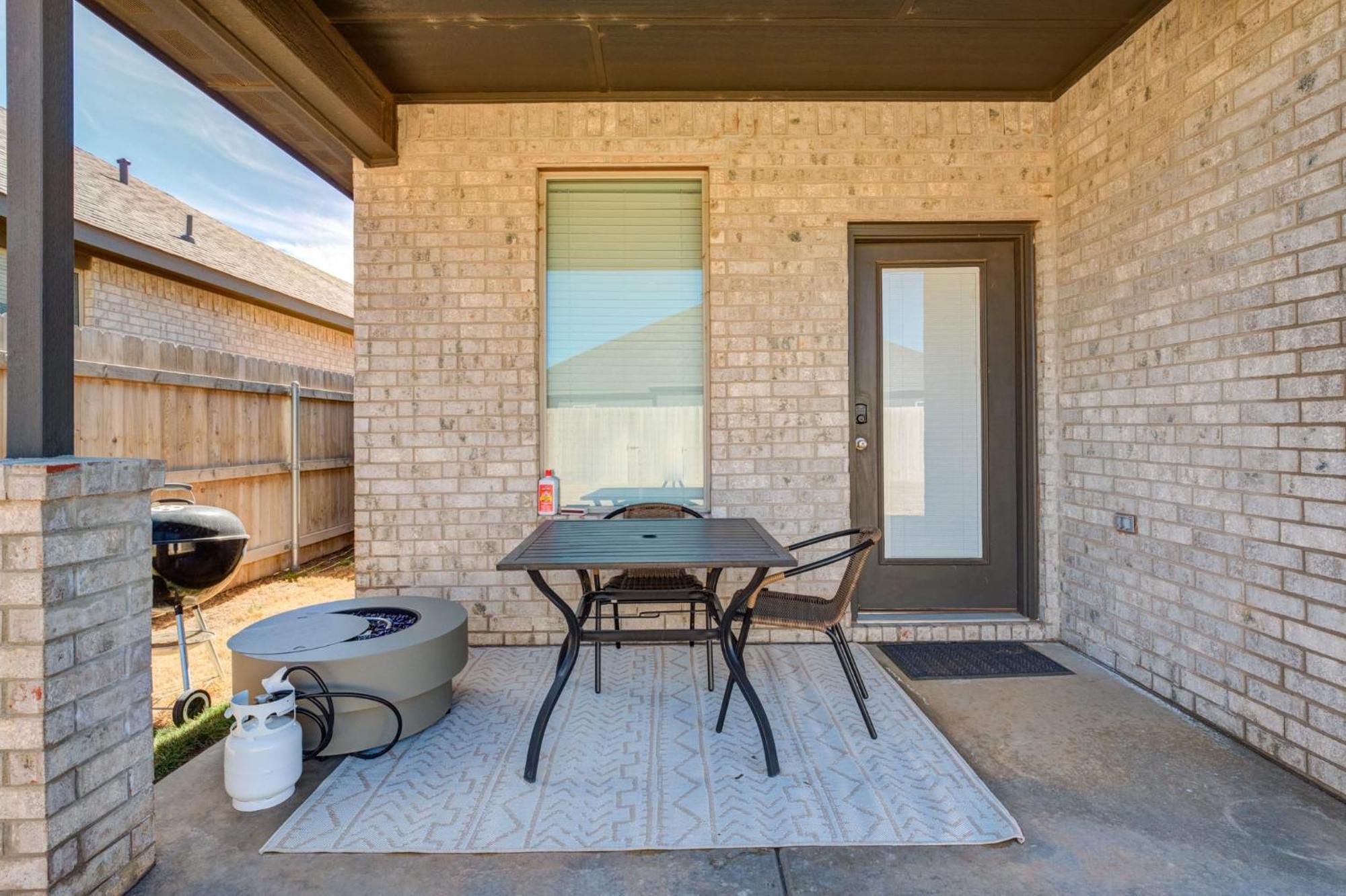 Entire House~ Spacious~ Prime Location~ Backyard Lubbock Exterior photo